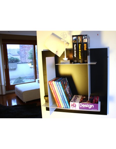 Librería modular negra con estantes blancos